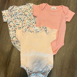Laura Ashley 0/3m pink Floral and Solid short sleeve Onesies 3pc matching Set